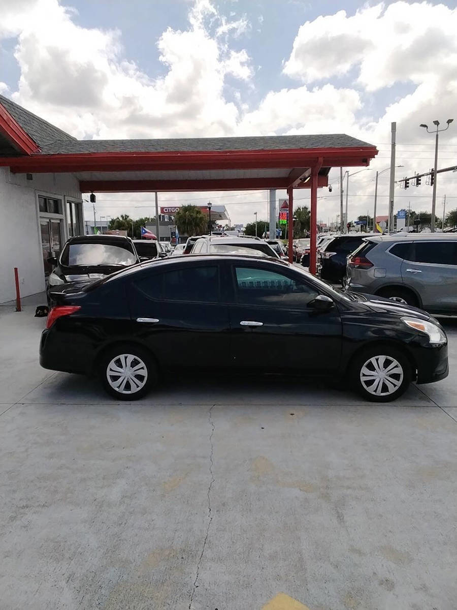 Used 2017 Nissan Versa SV FWD image 4