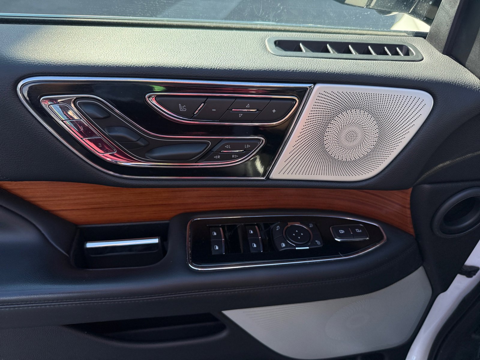 Used 2019 Lincoln Navigator Reserve image 13