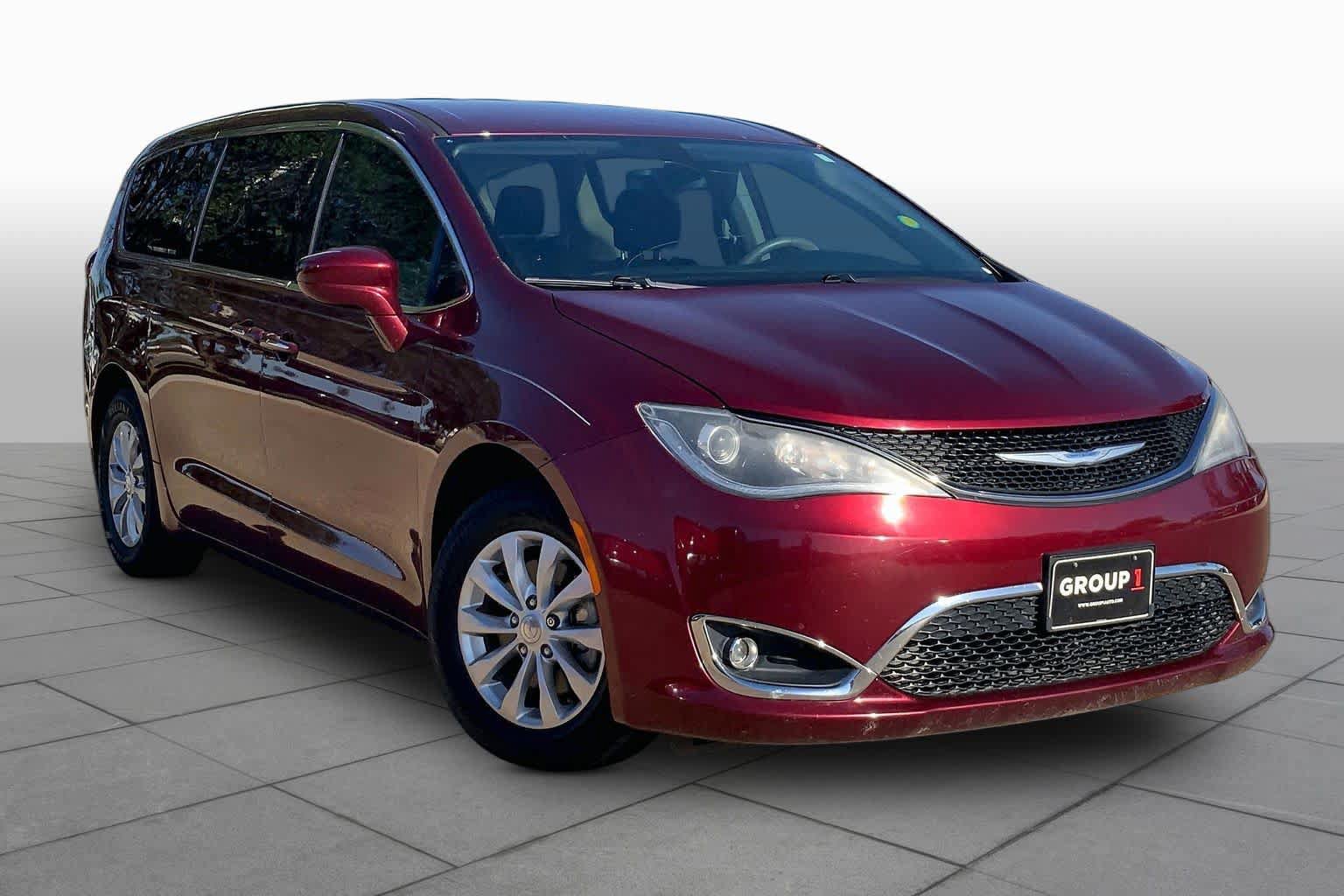 Used 2018 Chrysler Pacifica Touring Plus FWD image 3