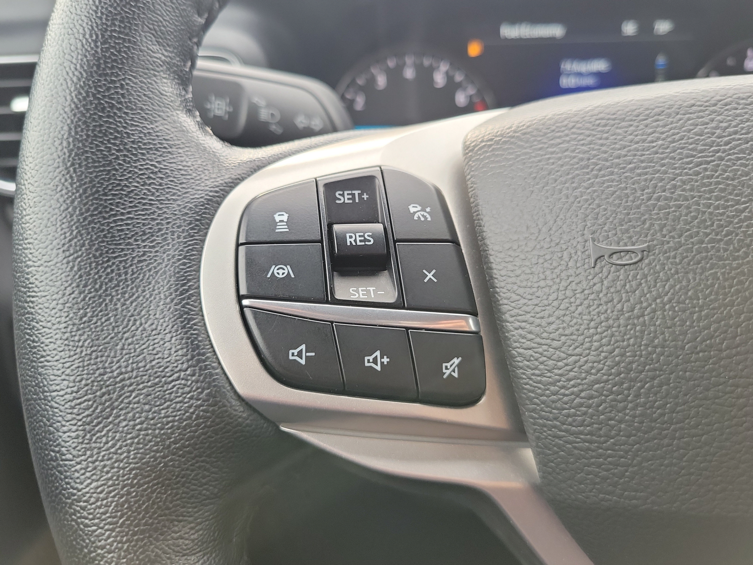 Used 2022 Ford Explorer XLT w/ Equipment Group 202A AWD/4WD image 22