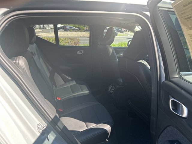 Certified 2025 Volvo XC40 B5 Plus AWD/4WD image 13