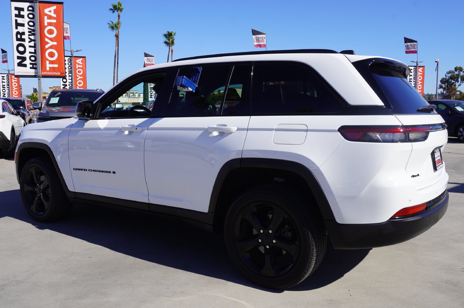 Used 2023 Jeep Grand Cherokee Altitude AWD/4WD image 5