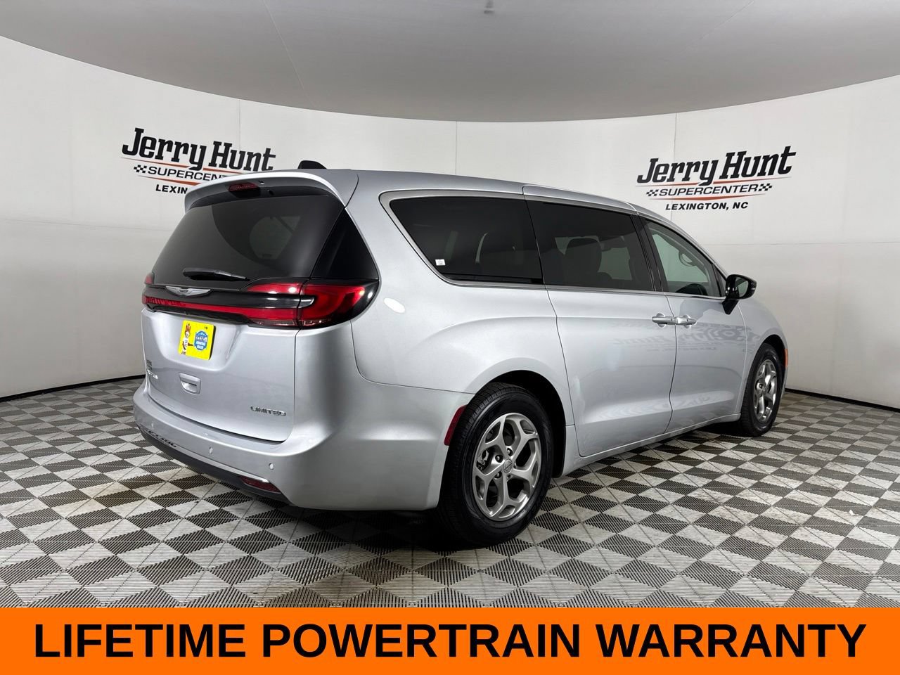 Used 2024 Chrysler Pacifica Limited FWD image 6