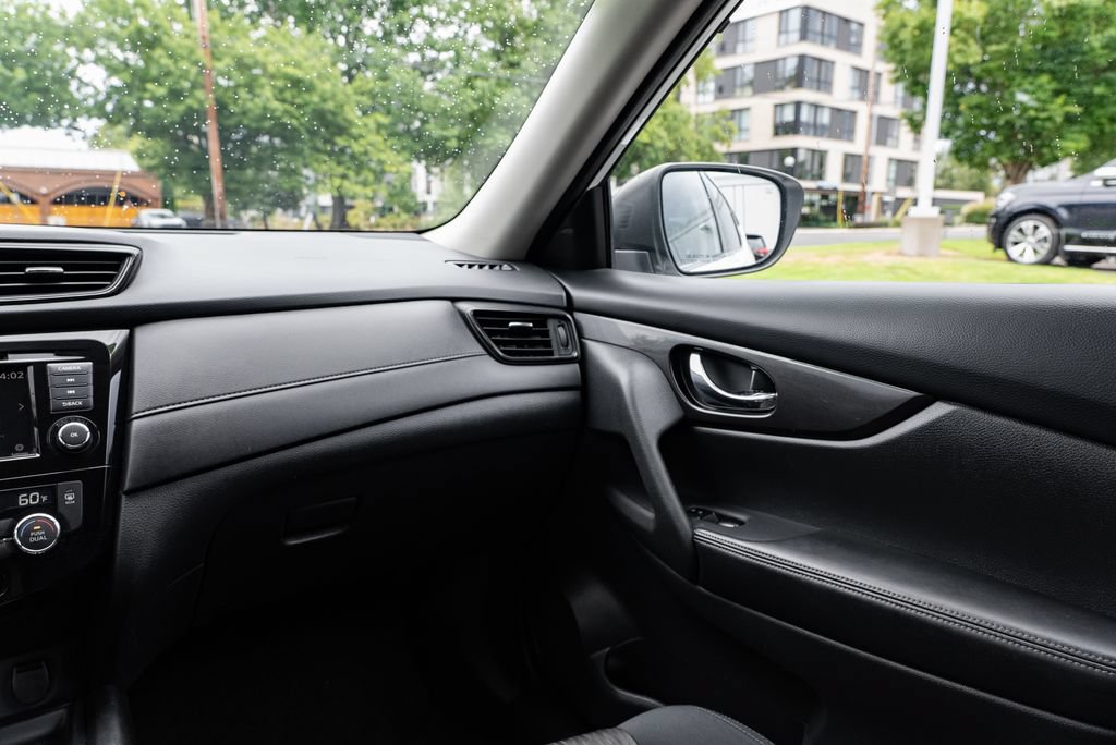 Used 2018 Nissan Rogue SV AWD/4WD image 10