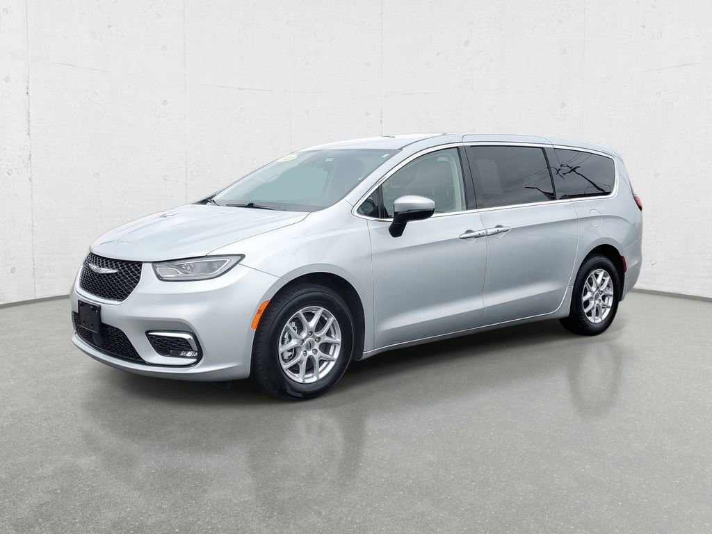 Used 2023 Chrysler Pacifica Touring-L image 4