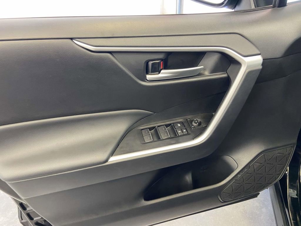 Used 2025 Toyota RAV4 XLE FWD image 18