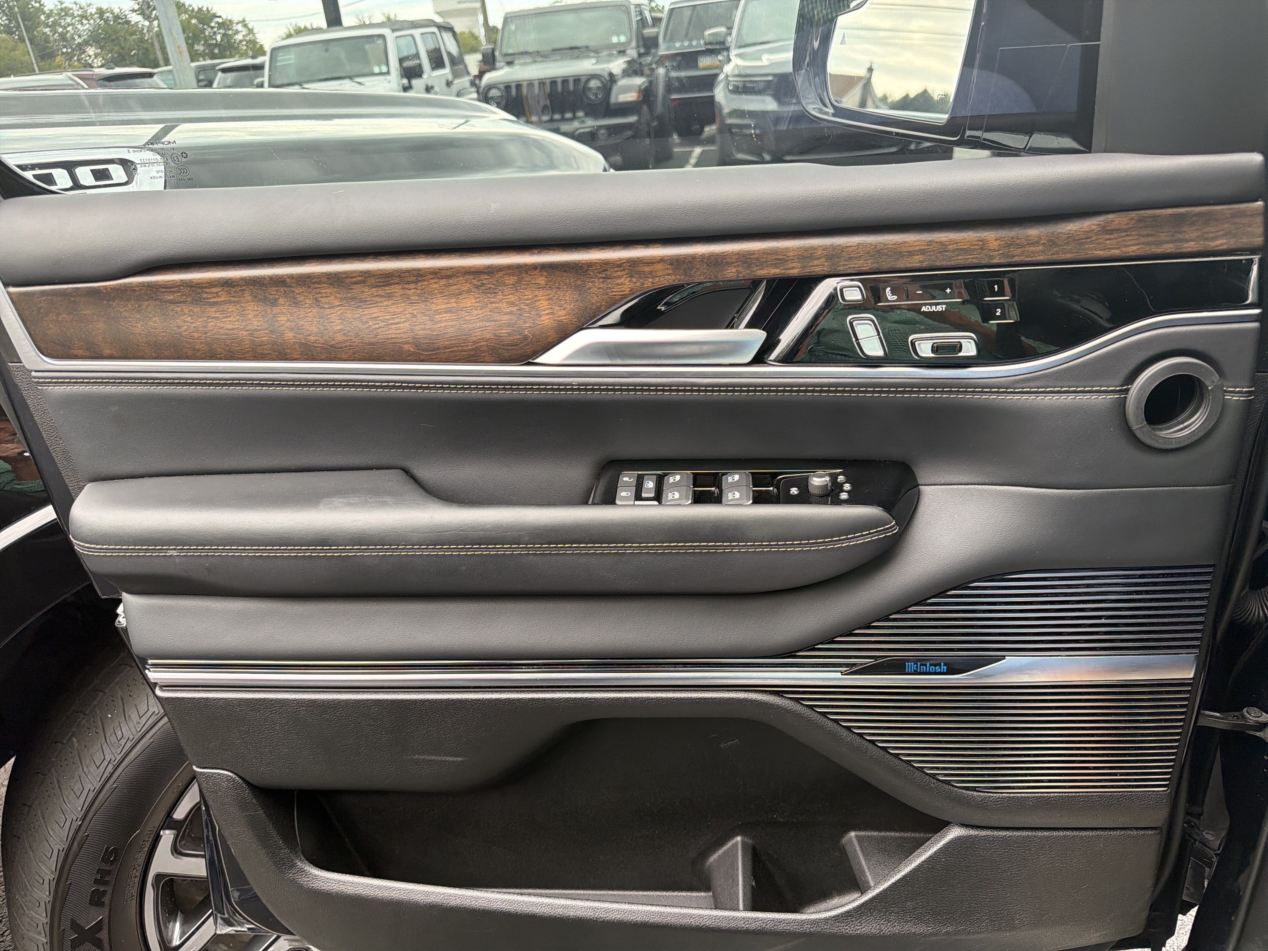 Used 2025 Jeep Grand Wagoneer 4WD image 35