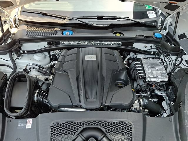 Certified 2025 Porsche Macan GTS AWD/4WD image 32