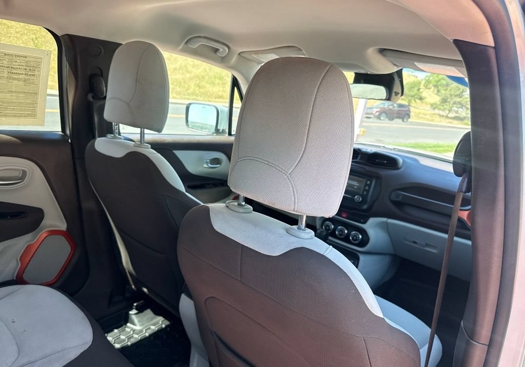Used 2015 Jeep Renegade Latitude w/ Cold Weather Group FWD image 22