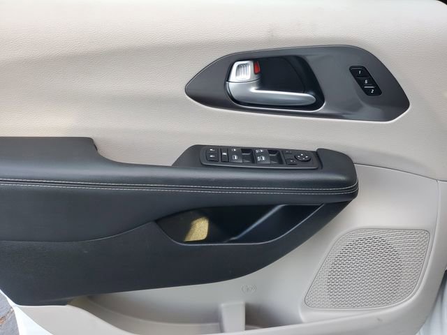 Used 2024 Chrysler Pacifica Touring-L image 15