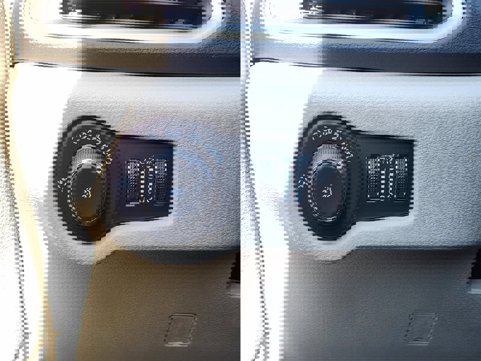 Used 2024 Chrysler Pacifica Touring-L image 22