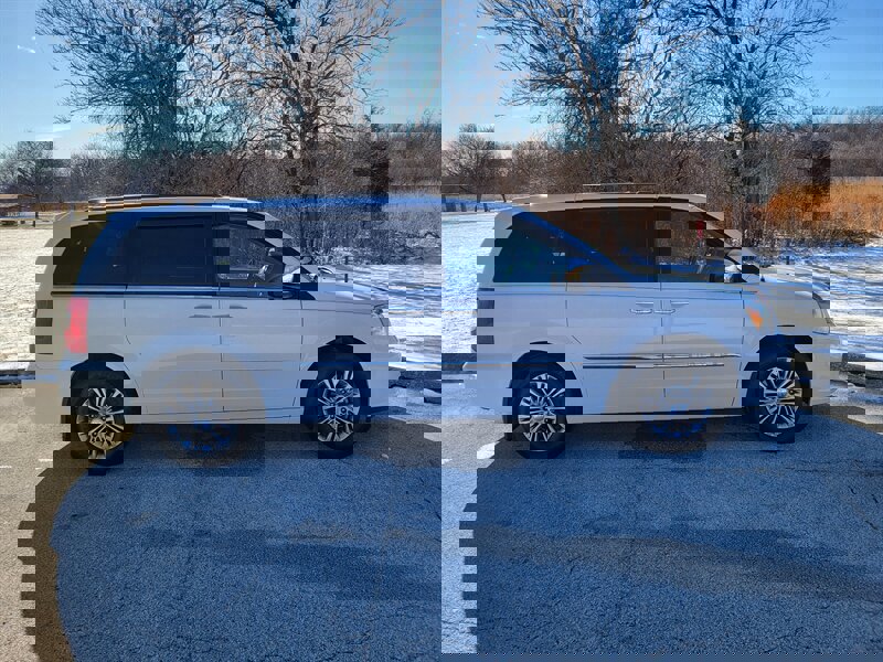 Used 2016 Chrysler Town & Country Touring-L image 6