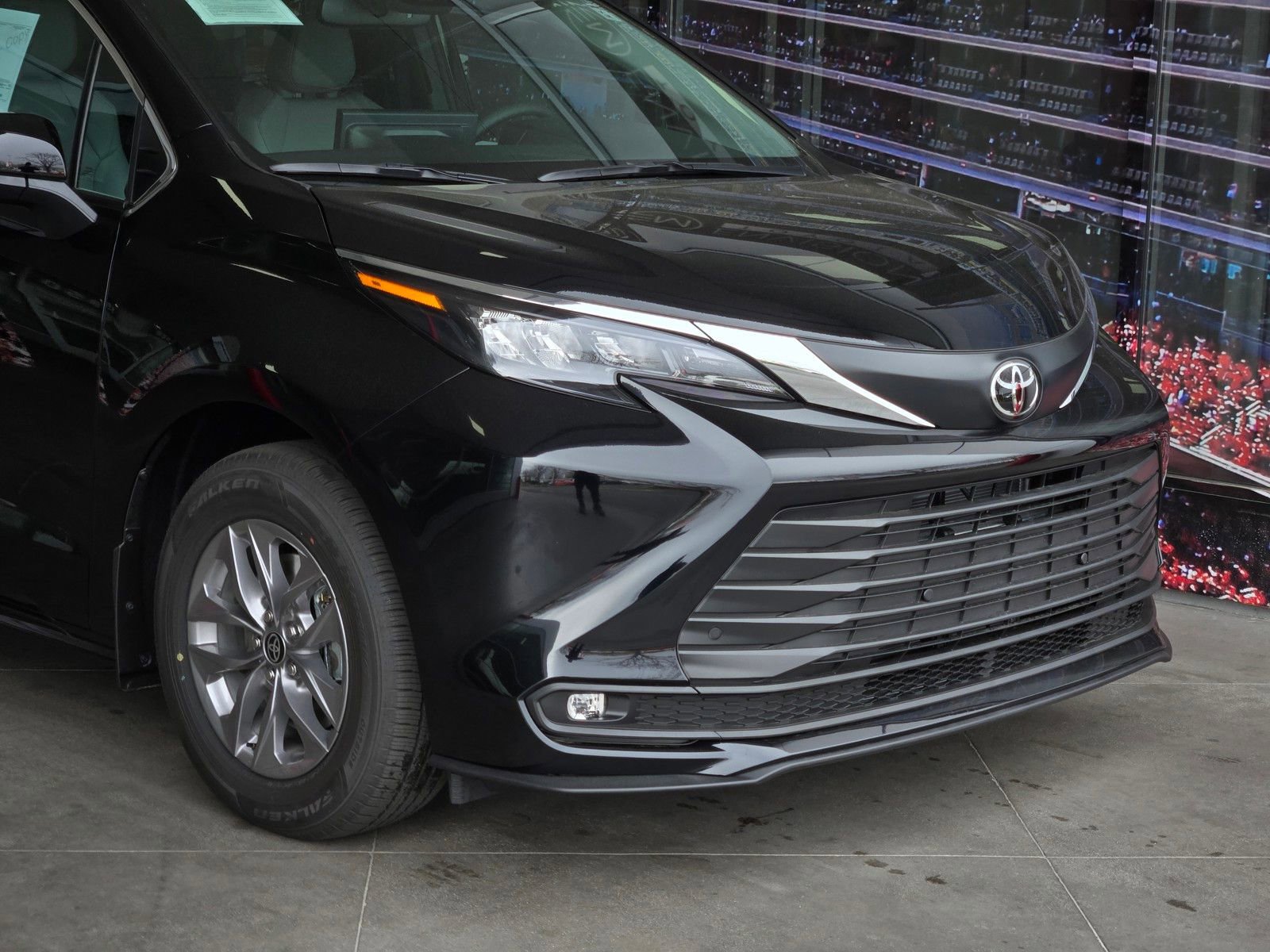 Used 2026 Toyota Sienna XLE image 2