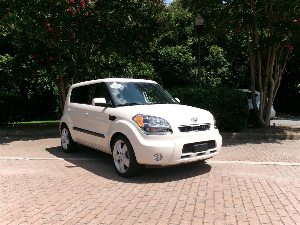 Used 2011 Kia Soul ! FWD image 3