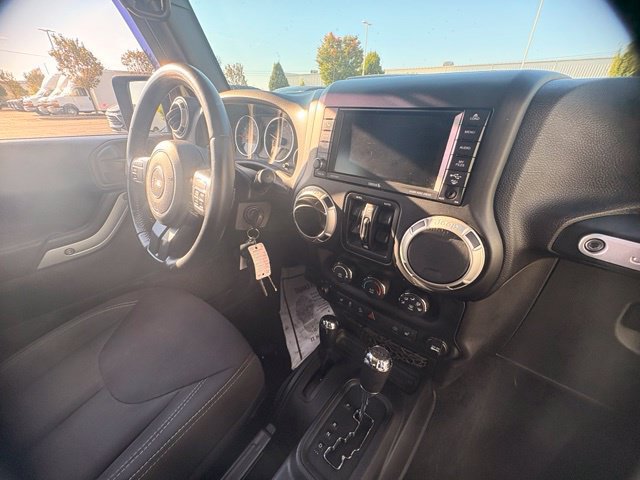 Used 2017 Jeep Wrangler Unlimited Sahara w/ Dual Top Group AWD/4WD image 18