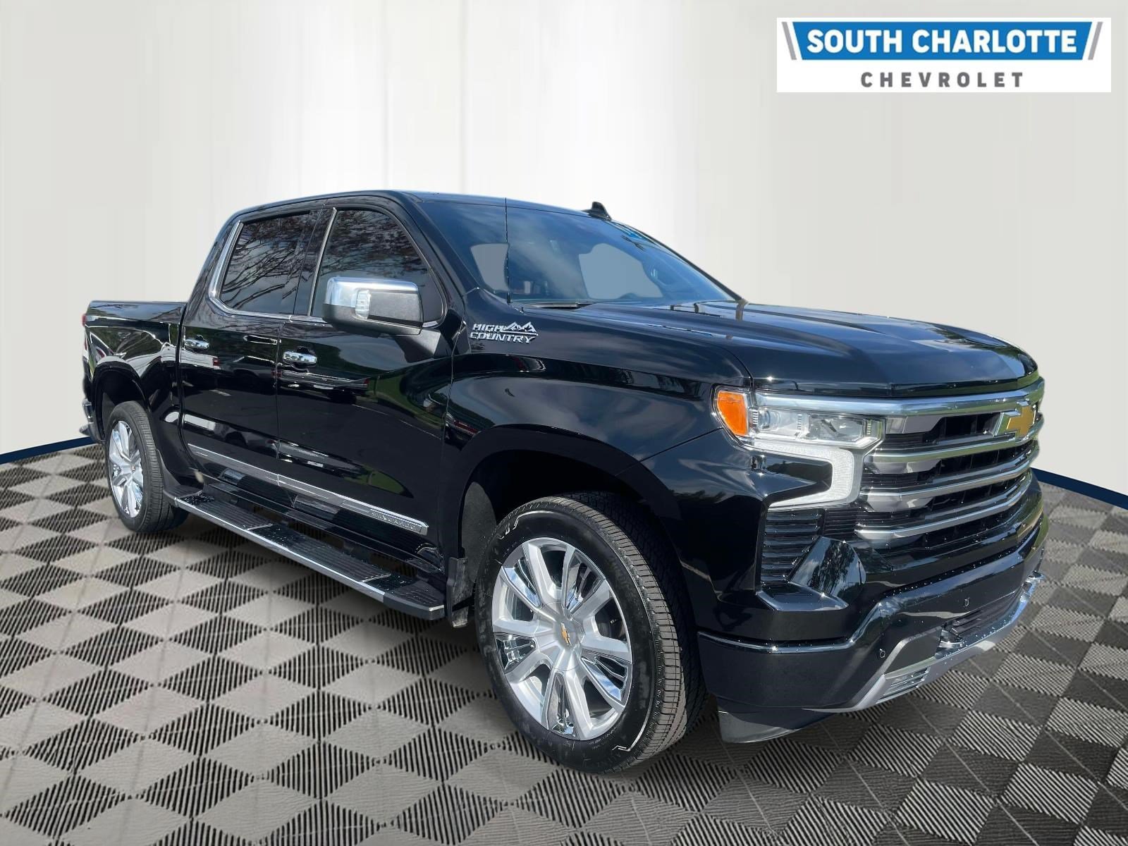 Used 2025 Chevrolet Silverado 1500 High Country w/ High Country Premium Package AWD/4WD image 3