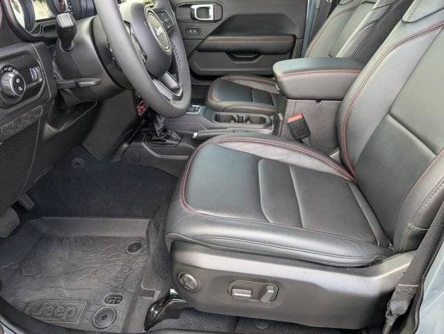 Used 2025 Jeep Gladiator Rubicon w/ Convenience Group AWD/4WD image 13