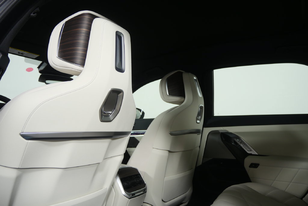 New 2026 BMW 750e xDrive AWD/4WD image 17