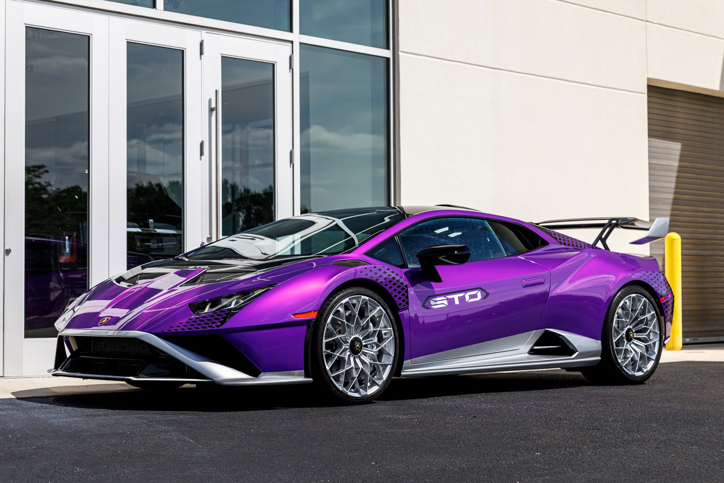 Used 2023 Lamborghini Huracan STO image 9