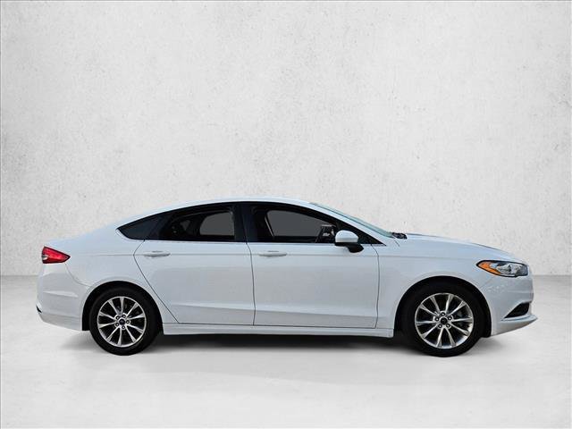 Used 2017 Ford Fusion SE w/ Fusion SE Technology Package image 4