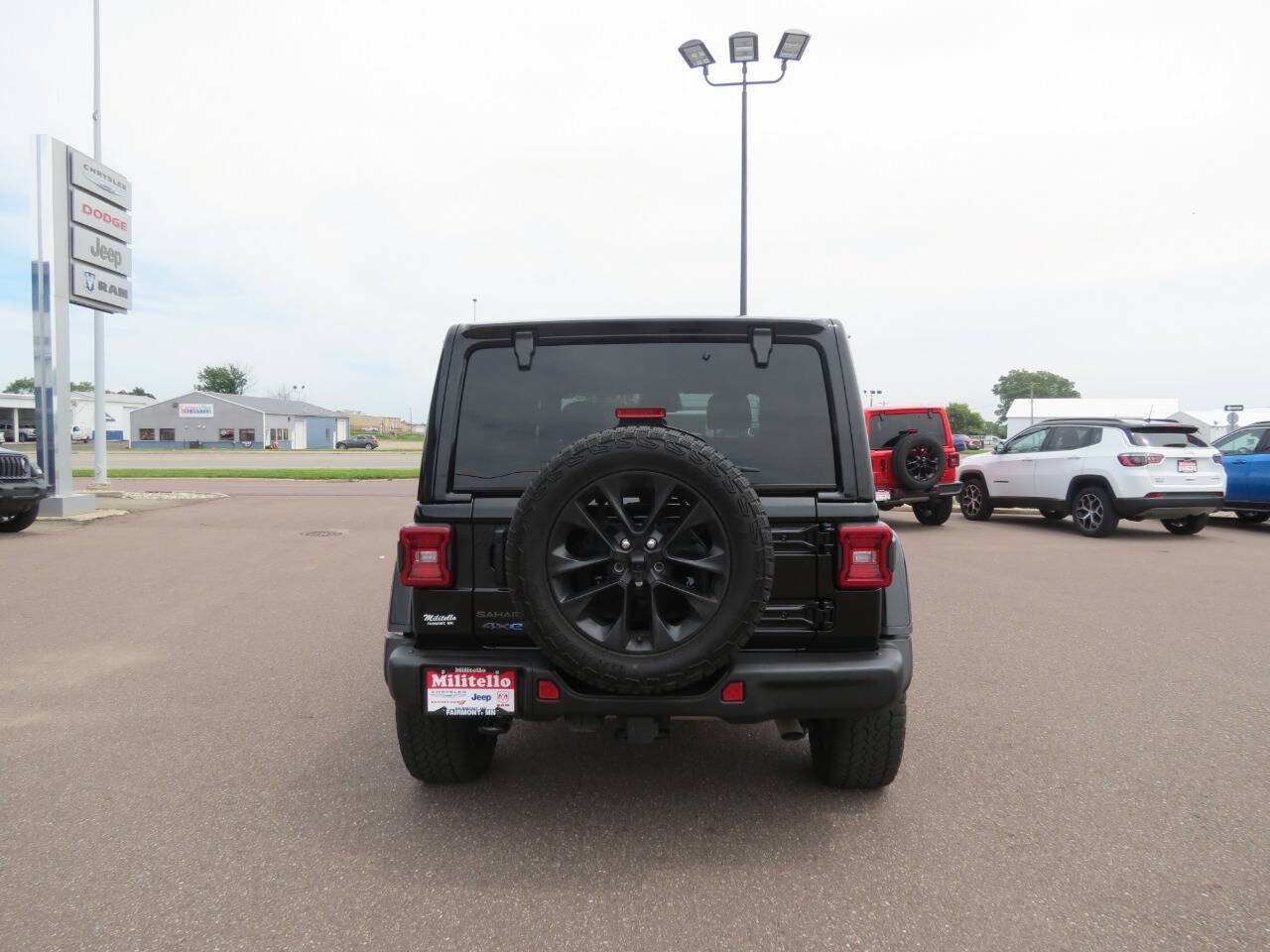 Used 2025 Jeep Wrangler Unlimited Sahara AWD/4WD image 7