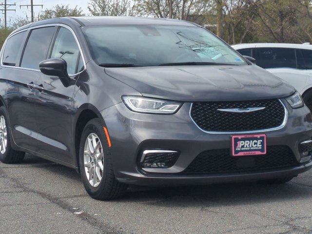 Used 2023 Chrysler Pacifica Touring-L image 3