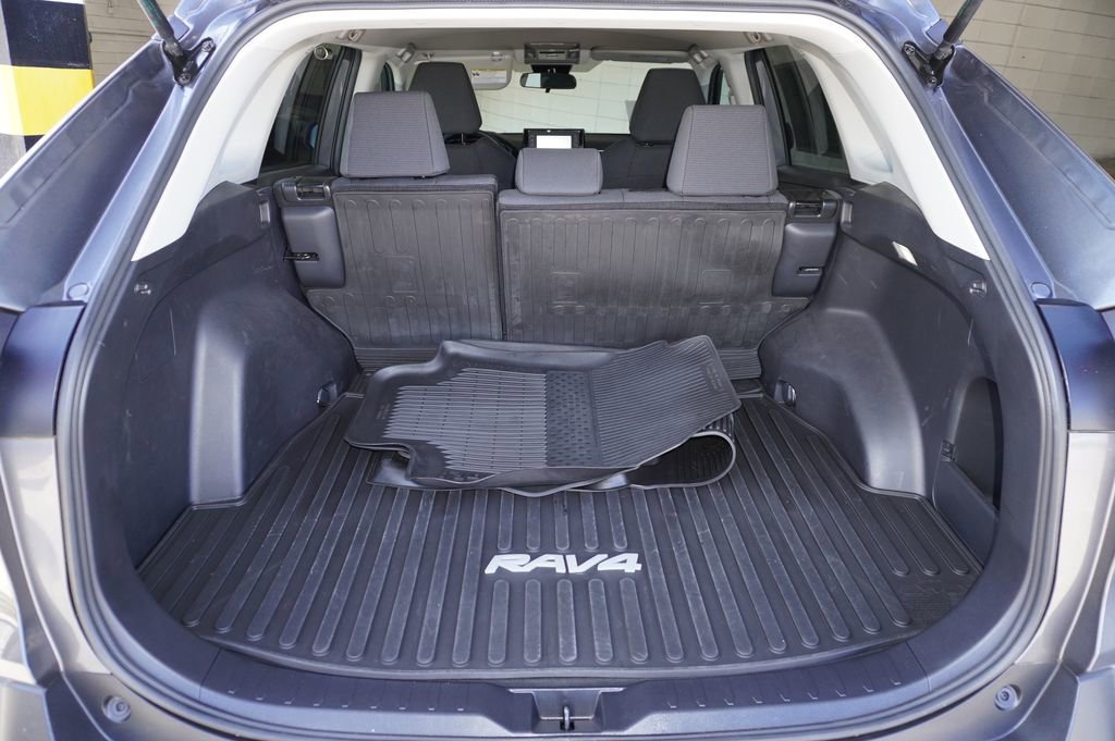 Certified 2022 Toyota RAV4 LE image 9