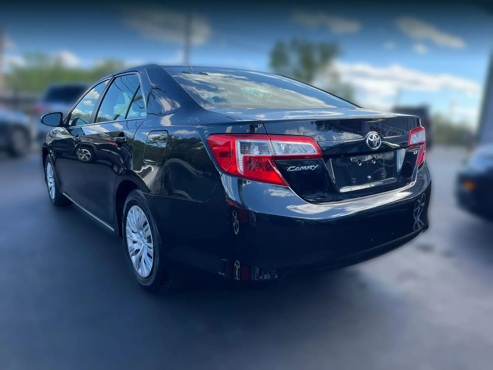 Used 2014 Toyota Camry LE FWD image 3