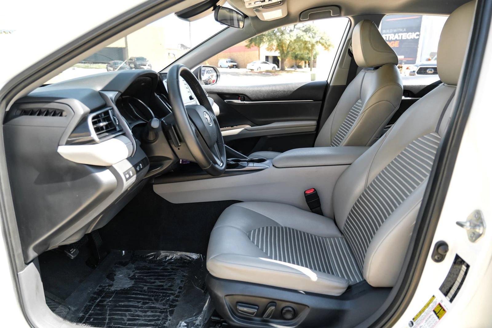 Used 2023 Toyota Camry SE FWD image 3