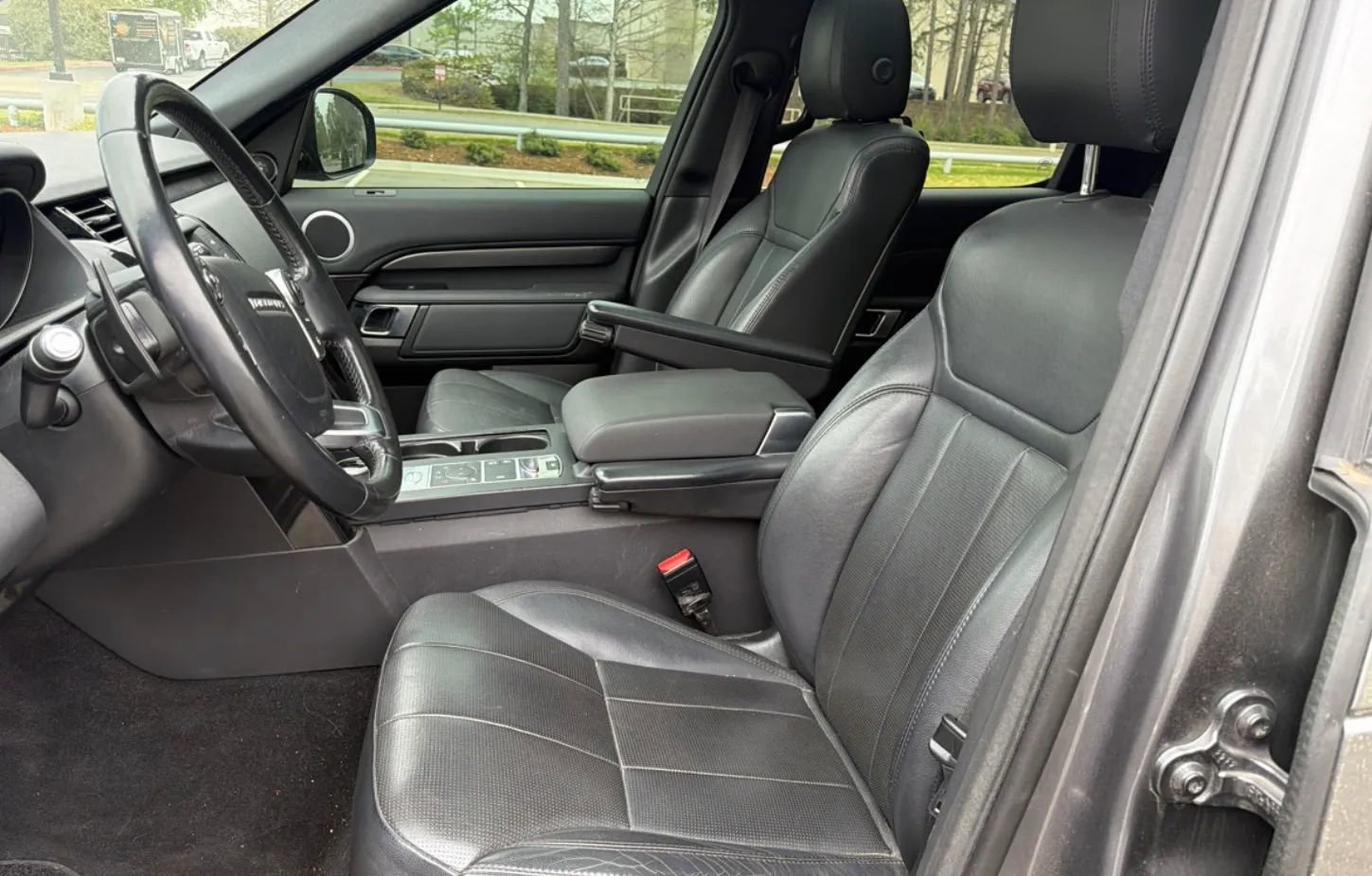 Used 2017 Land Rover Discovery SE AWD/4WD image 5