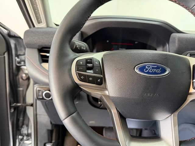 Used 2025 Ford Explorer Active AWD/4WD image 17