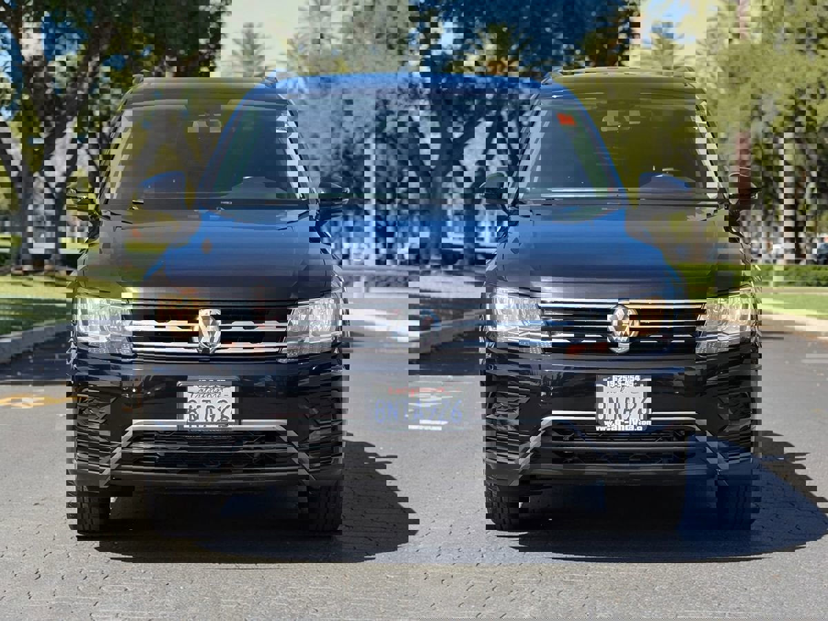 Used 2020 Volkswagen Tiguan SE w/ Panoramic Sunroof Package image 3