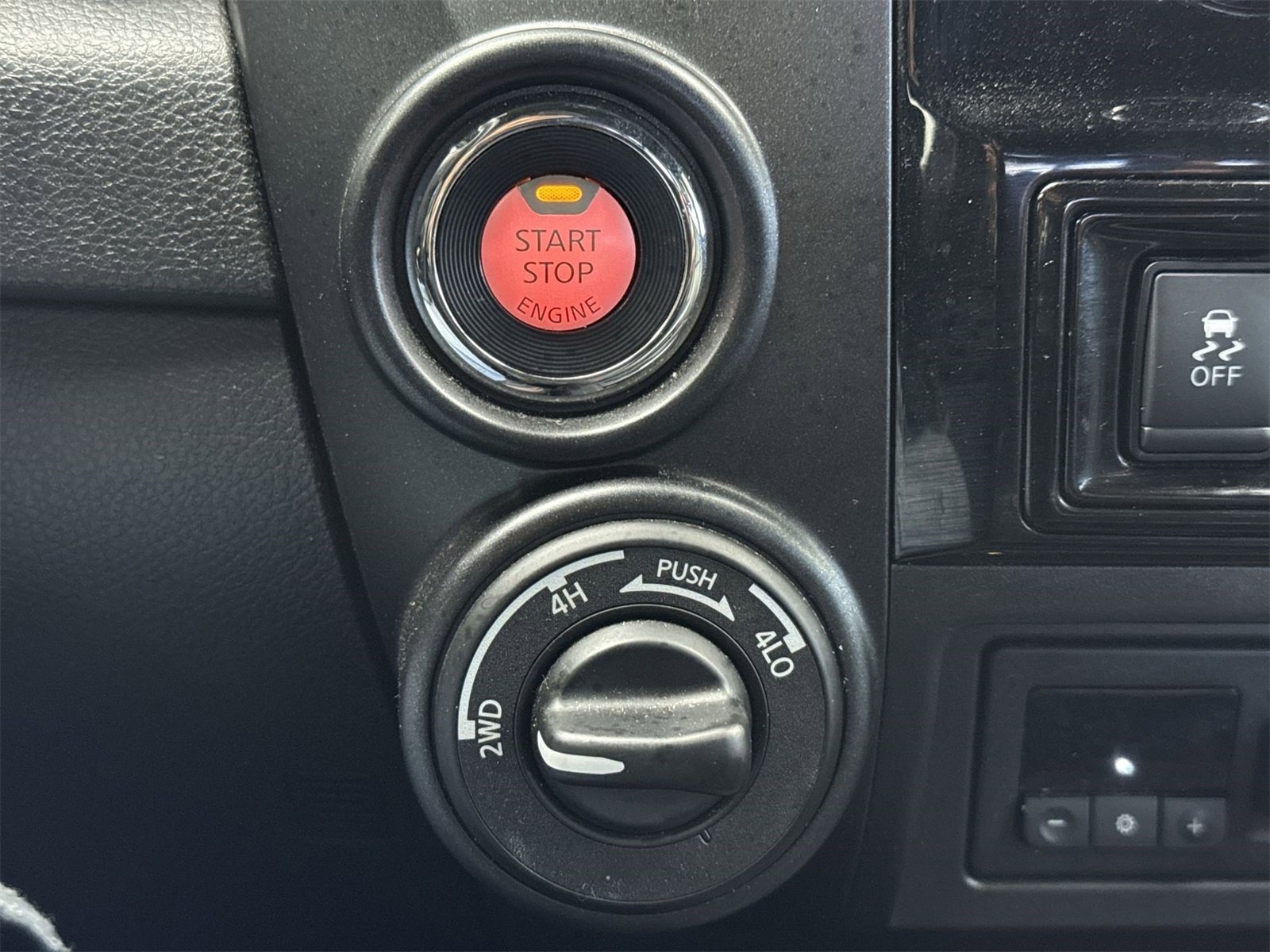 Used 2020 Nissan Titan PRO-4X w/ Pro-4x Convenience Package image 32