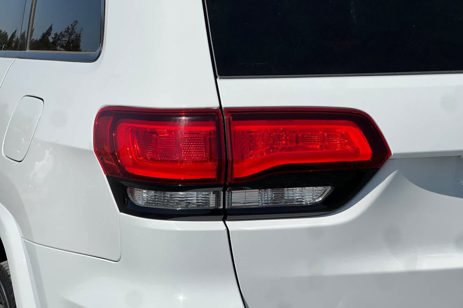Used 2018 Jeep Grand Cherokee Altitude RWD image 36