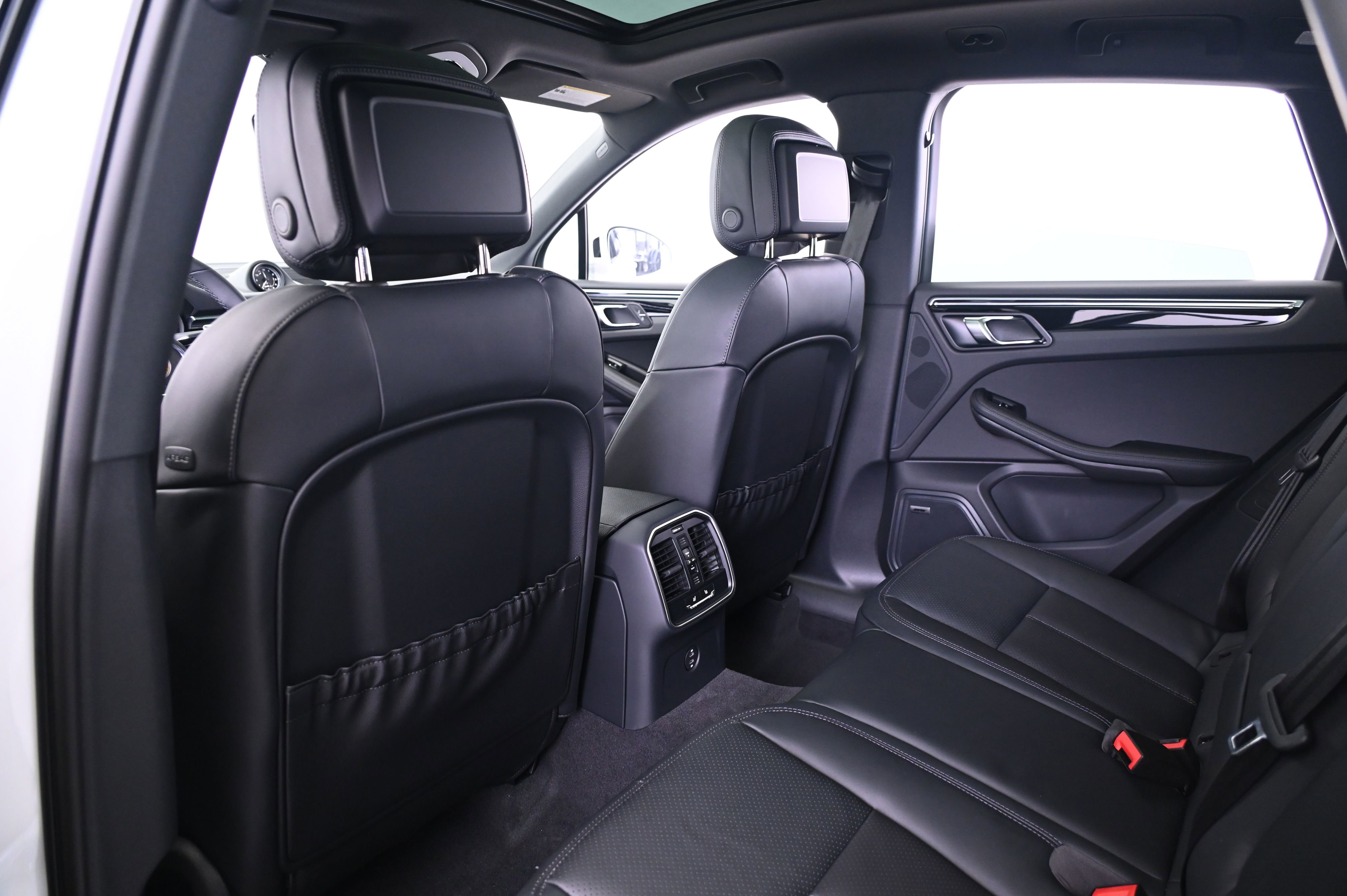 Certified 2025 Porsche Macan image 31