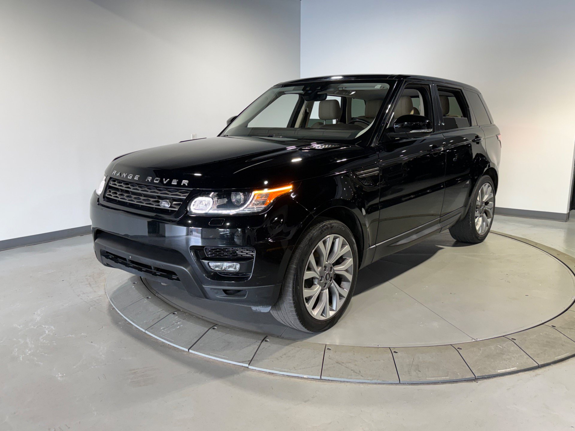Used 2017 Land Rover Range Rover Sport SE AWD/4WD image 4