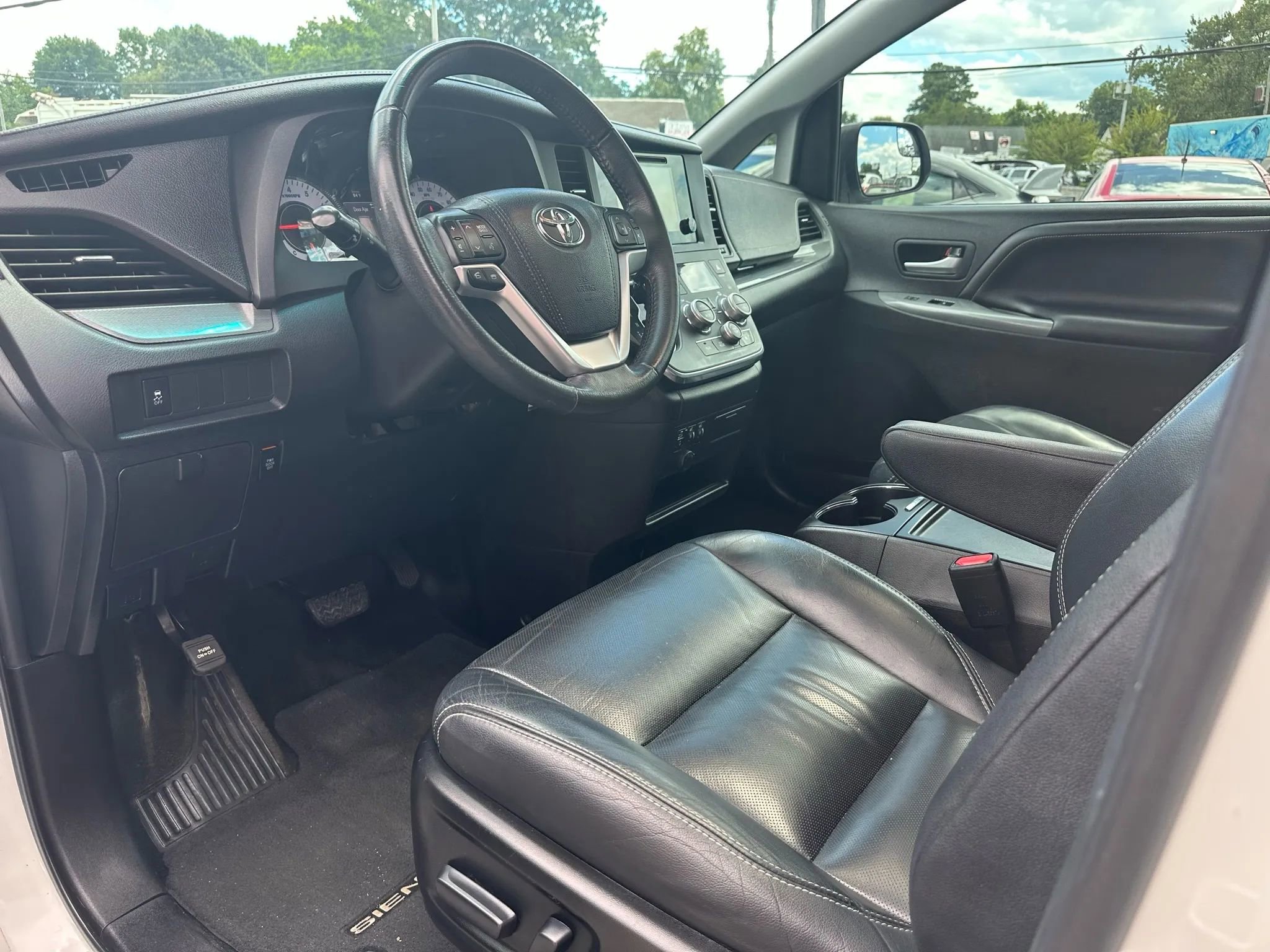 Used 2017 Toyota Sienna SE image 12