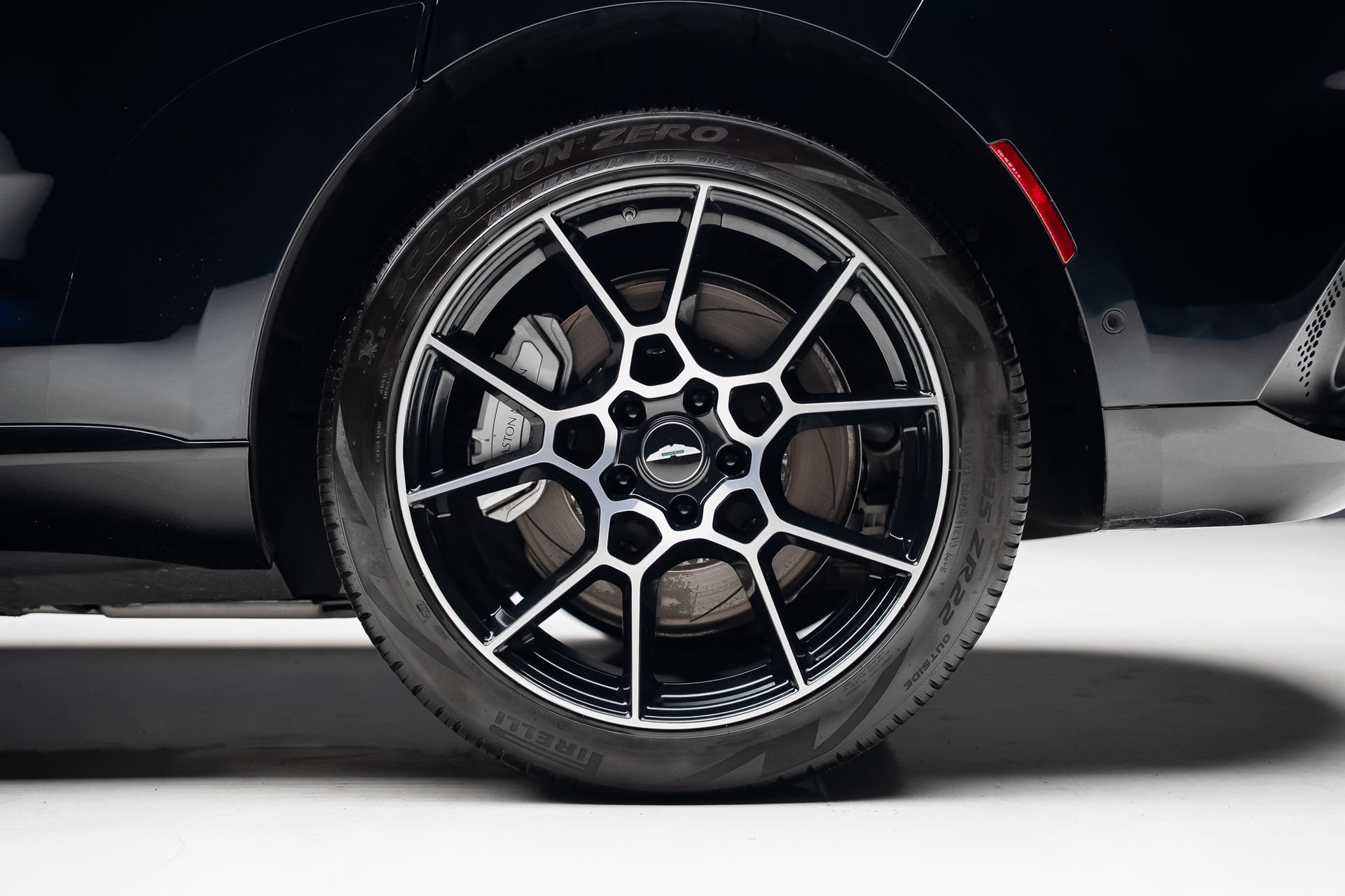 Used 2021 Aston Martin DBX AWD/4WD image 21