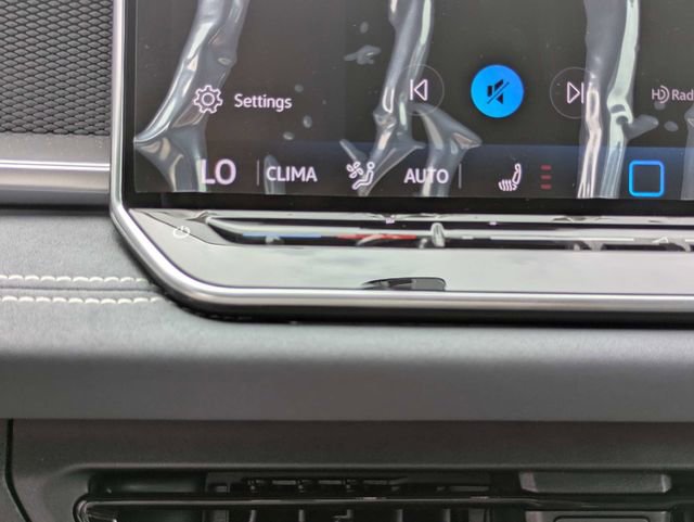 New 2026 Volkswagen Tiguan SE R-Line FWD image 23