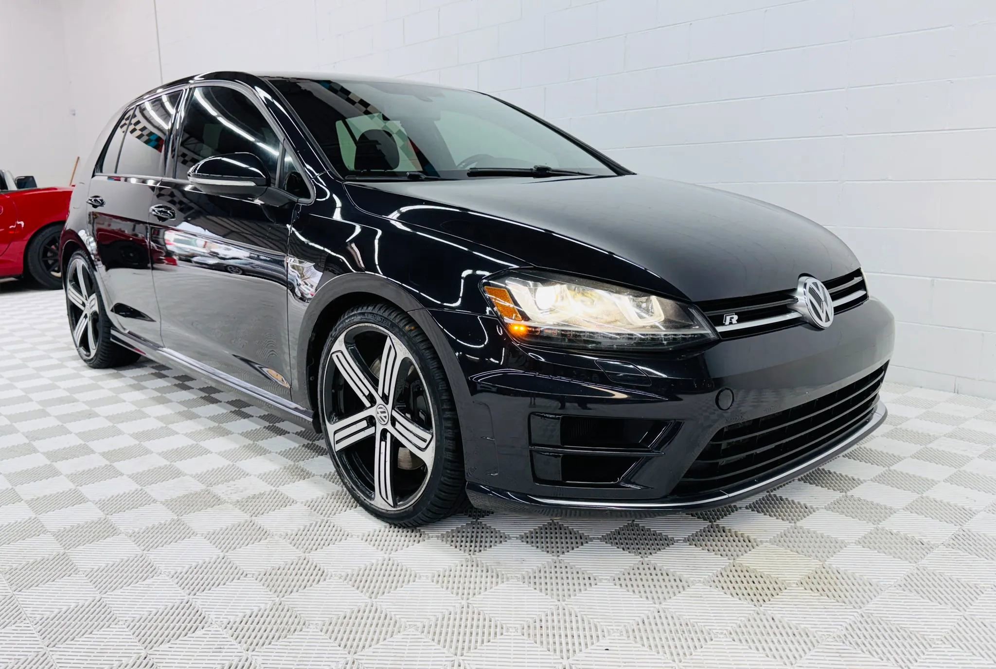Used 2016 Volkswagen Golf R 4-Door image 20