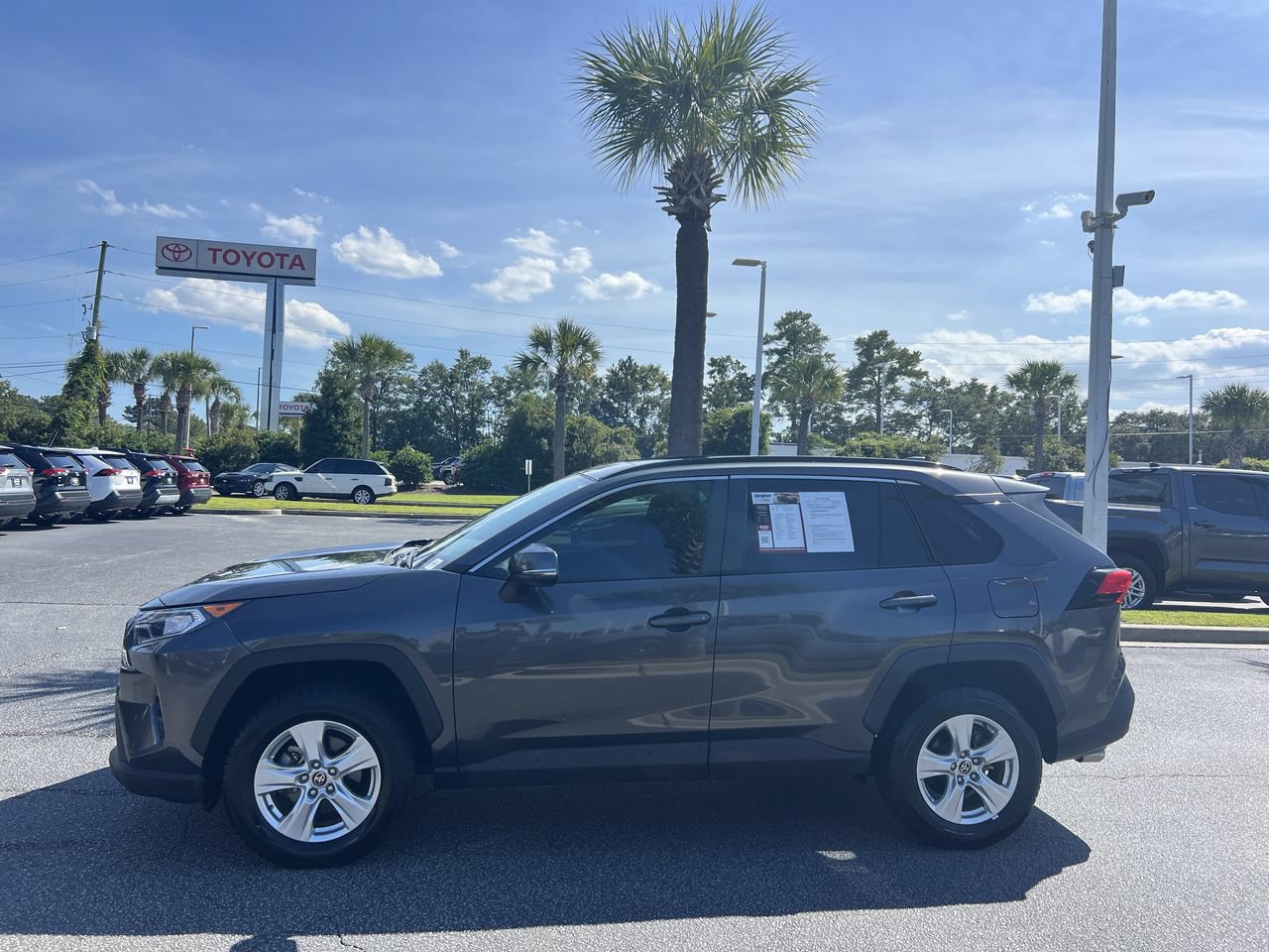 Used 2021 Toyota RAV4 XLE w/ Convenience Package FWD image 7