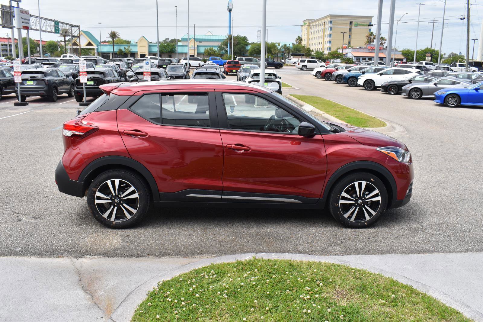 Used 2020 Nissan Kicks SR image 15