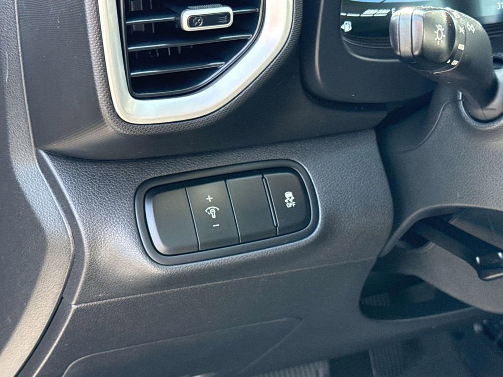 Used 2025 Hyundai Venue SEL image 26