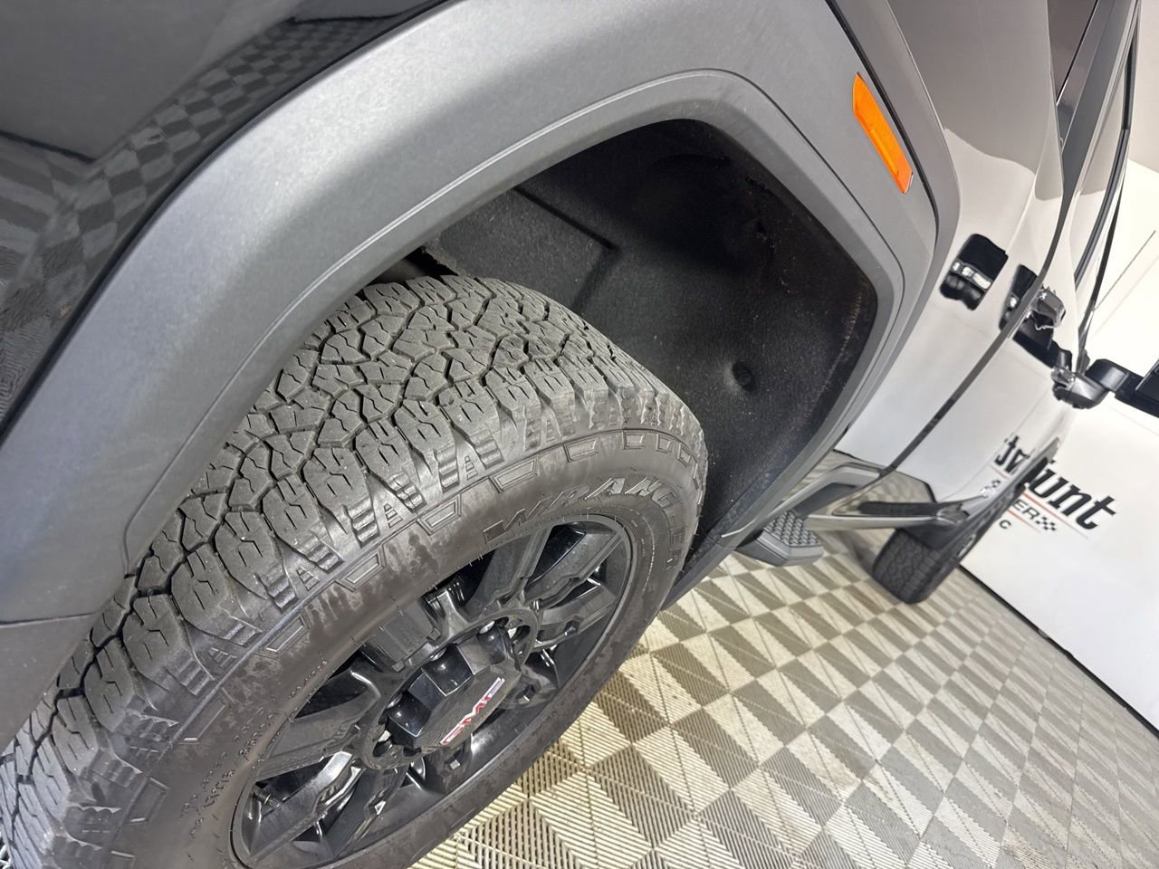 Used 2025 GMC Sierra 2500 AT4 image 34