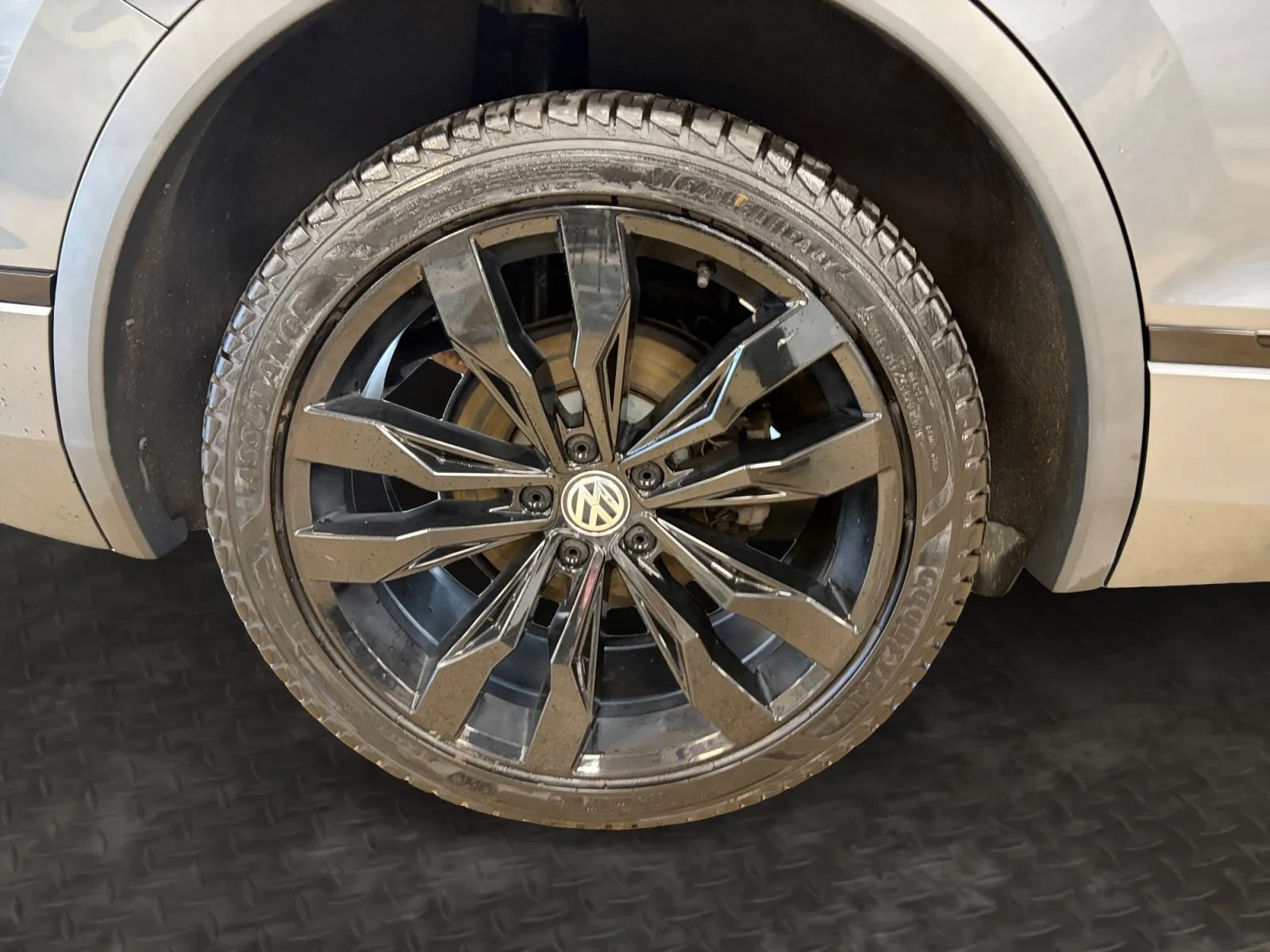 Used 2021 Volkswagen Tiguan SE R-Line AWD/4WD image 40