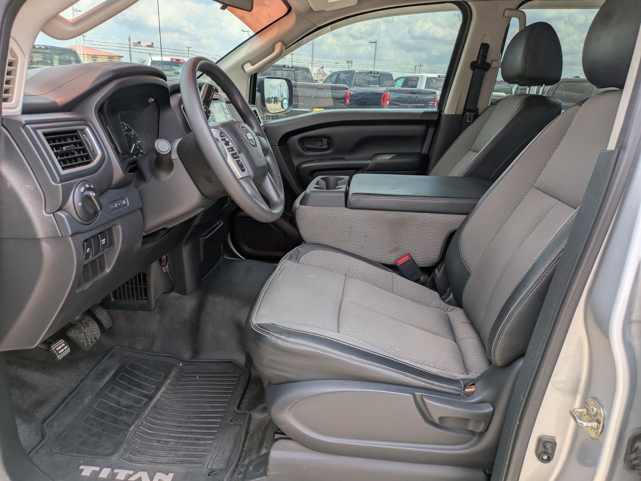 Used 2017 Nissan Titan S image 9