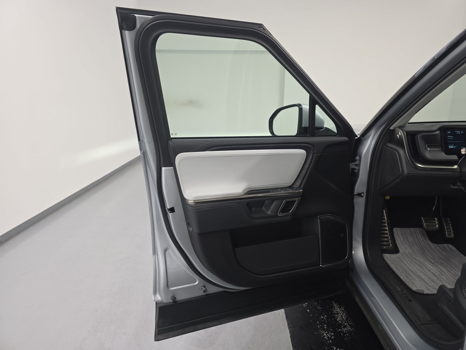 Used 2023 Rivian R1S Launch Edition Quad AWD/4WD image 16