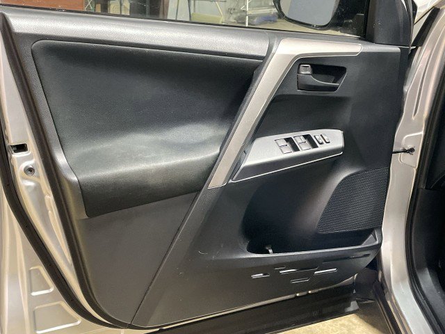 Used 2018 Toyota RAV4 LE FWD image 12