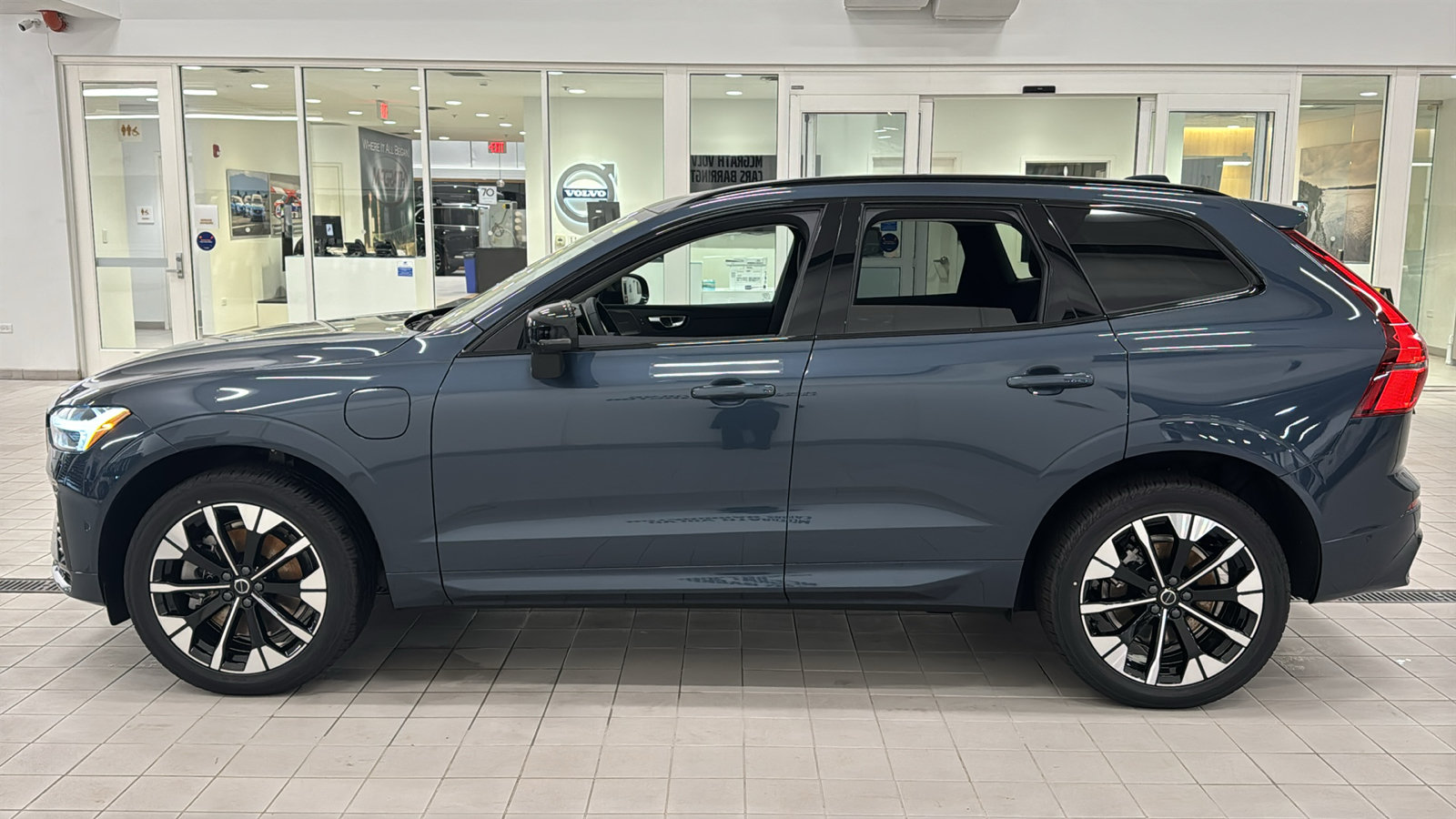New 2027 Volvo XC60 T8 Plus AWD/4WD image 8