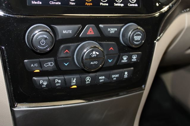 Used 2021 Jeep Grand Cherokee Overland AWD/4WD image 26